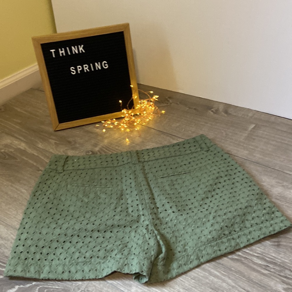 LOFT Olive Eyelet Women Shorts - Picture 3 of 3